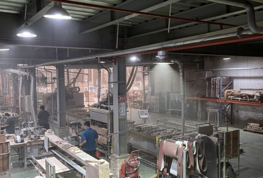 Lắp đặt đèn xưởng gỗ